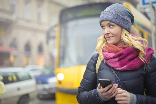 Blonde vrouw met telefoon — Stockfoto