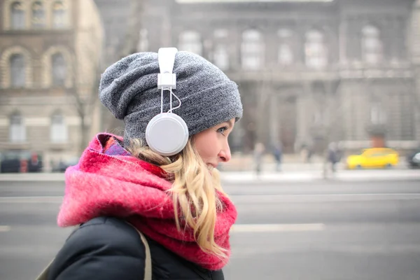 Mujer rubia con auriculares —  Fotos de Stock