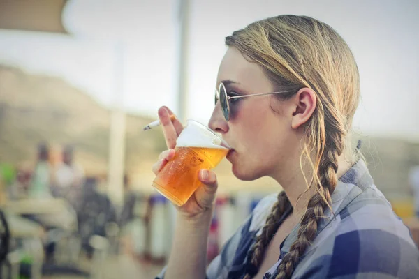 Frau trinkt Bier — Stockfoto