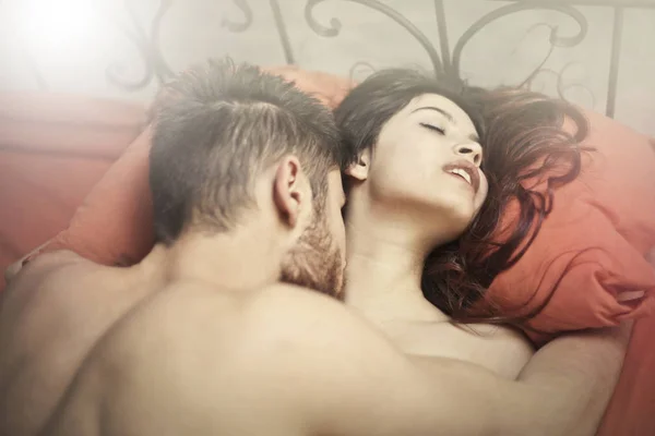 Pareja en la cama — Foto de Stock