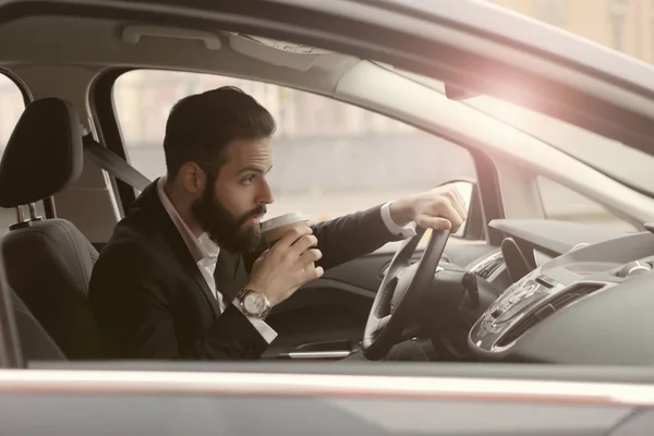 Busines man in auto — Stockfoto