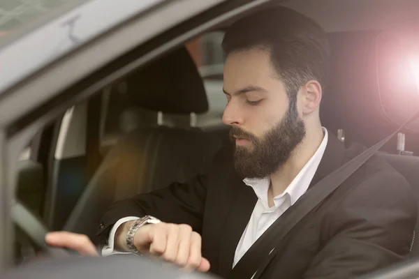 Cespugli in ritardo uomo in auto — Foto Stock