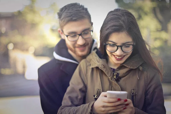Couple lookig at phone — Stock Photo, Image