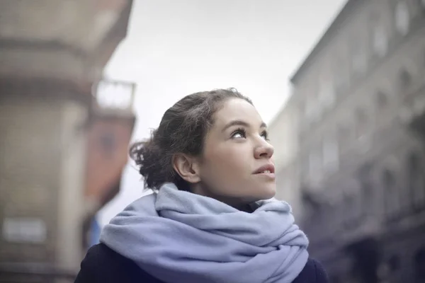 Mujer mirando hacia arriba — Foto de Stock