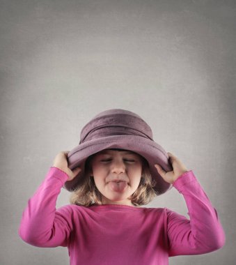 büyük şapka ile kız