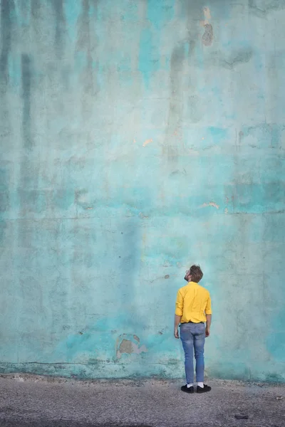 Hipster hombre en fron de gran pared — Foto de Stock