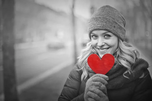 Žena držící tvar srdce — Stock fotografie