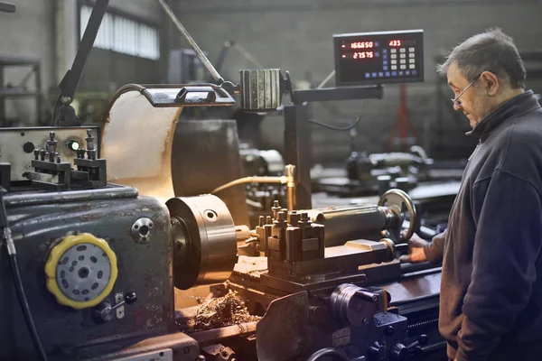 Mann in Maunfabrik — Stockfoto