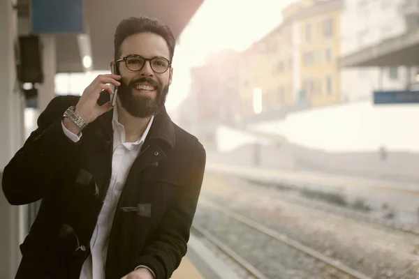 Hipster-Geschäftsmann draußen — Stockfoto