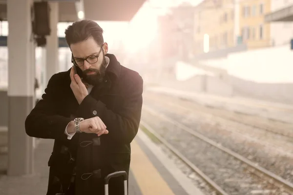 İş adamı tren bekliyor. — Stok fotoğraf