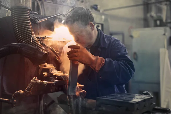 Mann arbeitet in einer Fabrik — Stockfoto