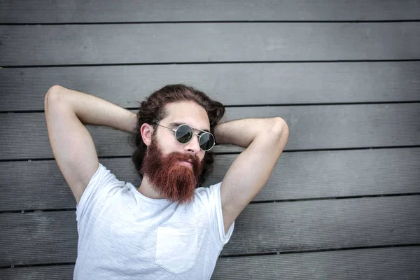 Hipster man poses — Stockfoto