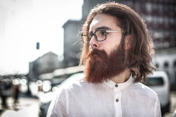 Hipster adam dışında — Stok fotoğraf