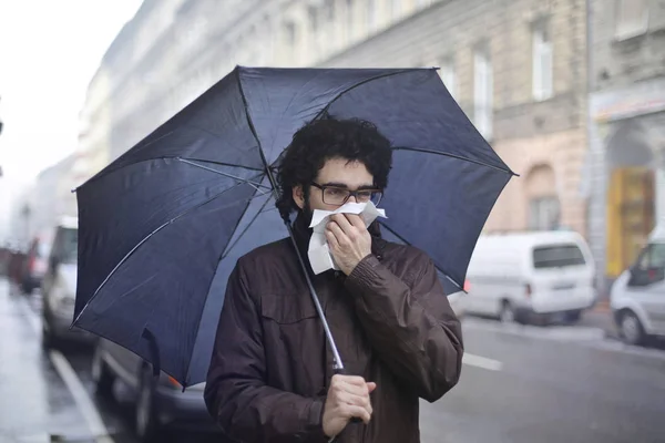 Homem doente com guarda-chuva — Fotografia de Stock