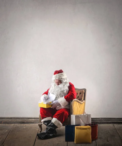 Santa haciendo regalos — Foto de Stock