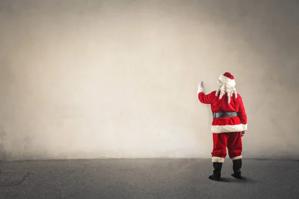 Santa met front van wihite muur — Stockfoto