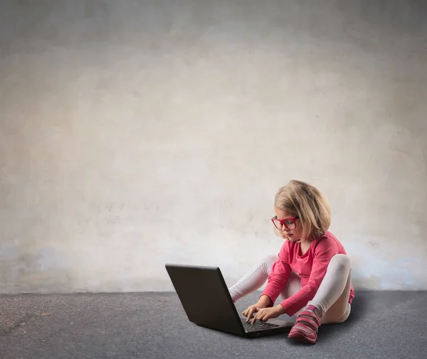 Mädchen trägt Laptop — Stockfoto