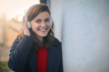 Kulaklıklı kadın.