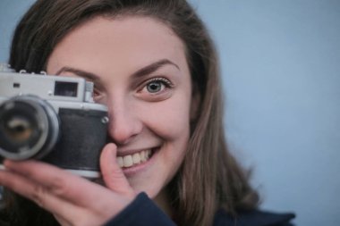Analog kamera kullanan kadın