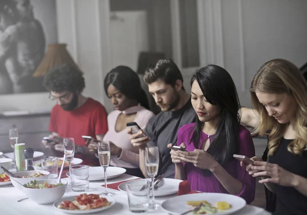 Friends looking at phone — Stock Photo, Image