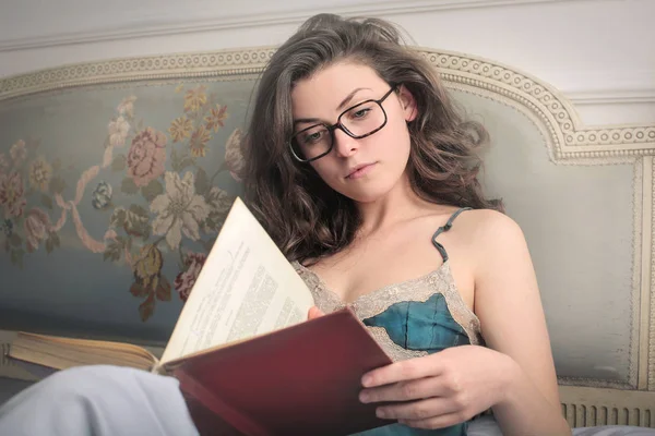 Femme de lecture dans le lit — Photo