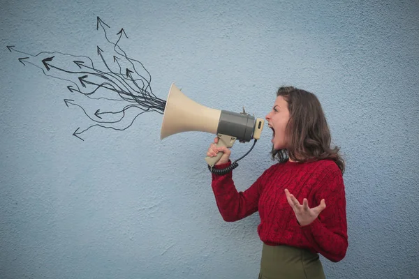 Деловая женщина кричит в мегафон — стоковое фото