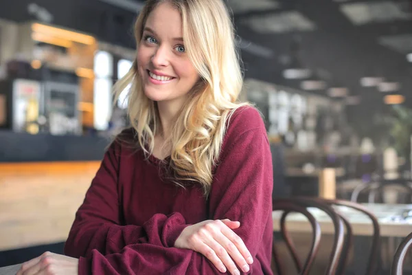 Jonge bolnde vrouw in restaurant — Stockfoto