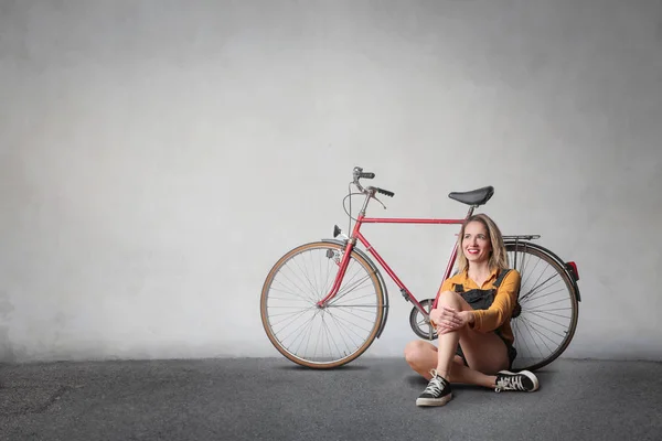 Vrouw en haar fiets — Stockfoto