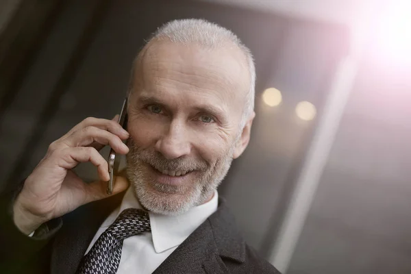 Homem de negócios mais velho a telefonar — Fotografia de Stock
