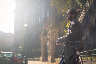 Bisikletle eğilerek Bussnissman