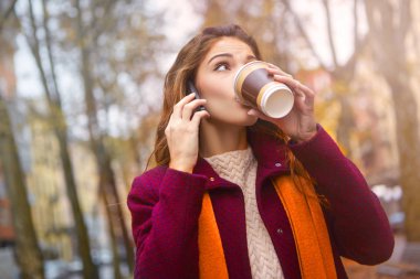 Telefon ve içme kadın