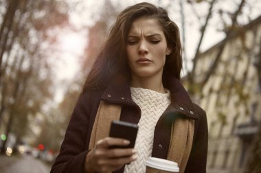 Kadın ona telefon hakkında karışık
