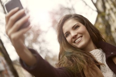 Kadın selfie çekiyor.