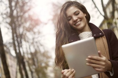 Tablet vasıl arayan kadın