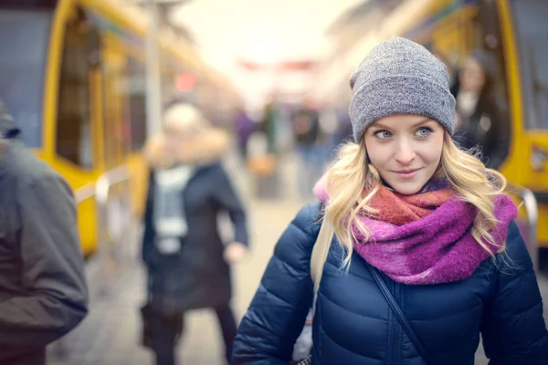 Vrouw op straat — Stockfoto