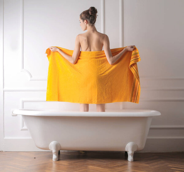 Женщина в оранжевом полотенце
