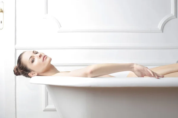 Woman in bathtub — Stock Photo, Image