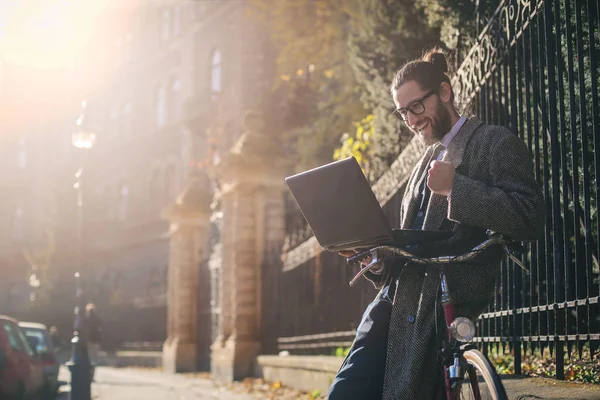 Succesvolle zakenman met fiets — Stockfoto