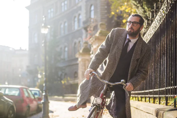 Empresário saindo de bicicleta — Fotografia de Stock