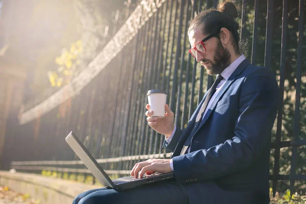 Homem de negócios trabalhando no laptop — Fotografia de Stock