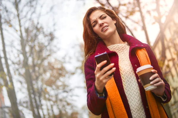 Kadın telefon hakkında rahatsız — Stok fotoğraf