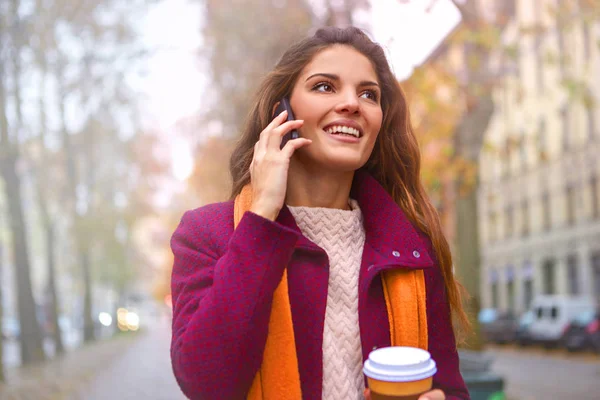 Vrouw telefoneren op straat — Stockfoto
