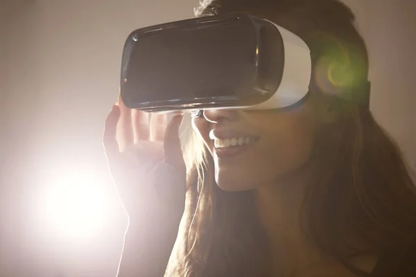 Женщина в очках виртуальной реальности — стоковое фото
