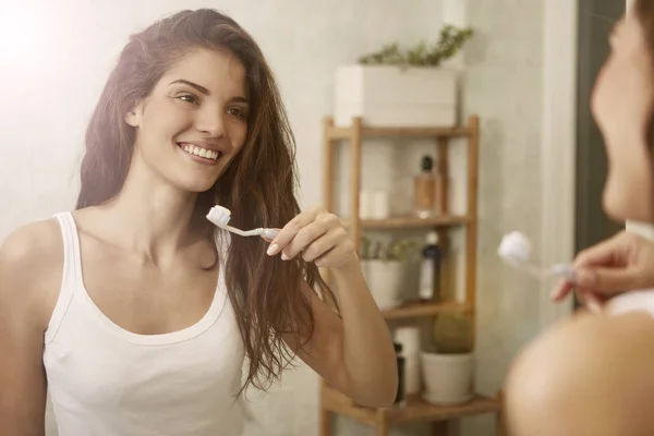 Mujer cepillándose los dientes — Foto de Stock