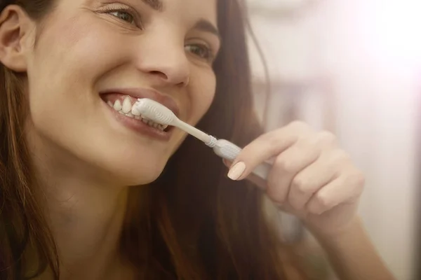 Mujer cepilla sus dientes —  Fotos de Stock