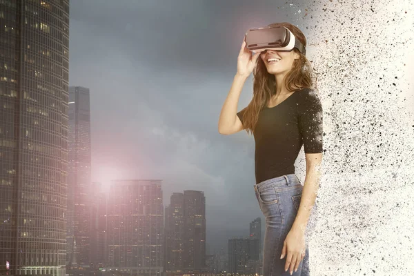 Mujer mirando con gafas de realidad virtual —  Fotos de Stock