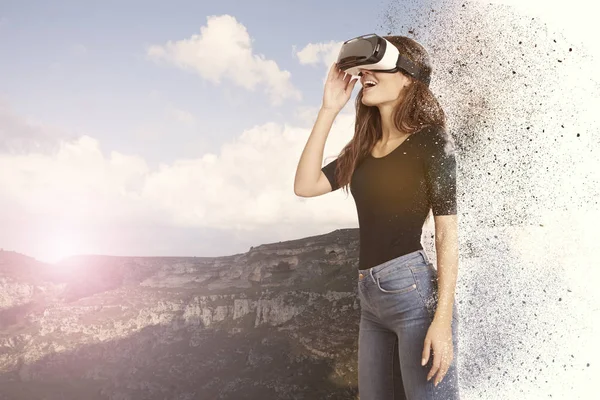 Vrouw verkennen van virtuele realiteit — Stockfoto