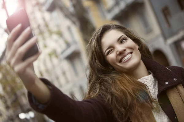 Kadın selfie çekiyor. — Stok fotoğraf