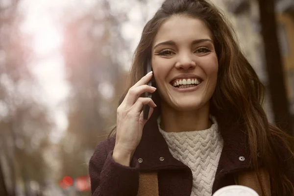 Frau lacht am Telefon — Stockfoto