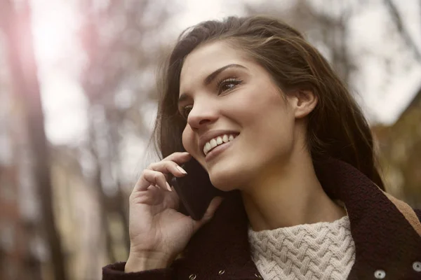 Bir telefon görüşmesi açık havada olan kadın — Stok fotoğraf